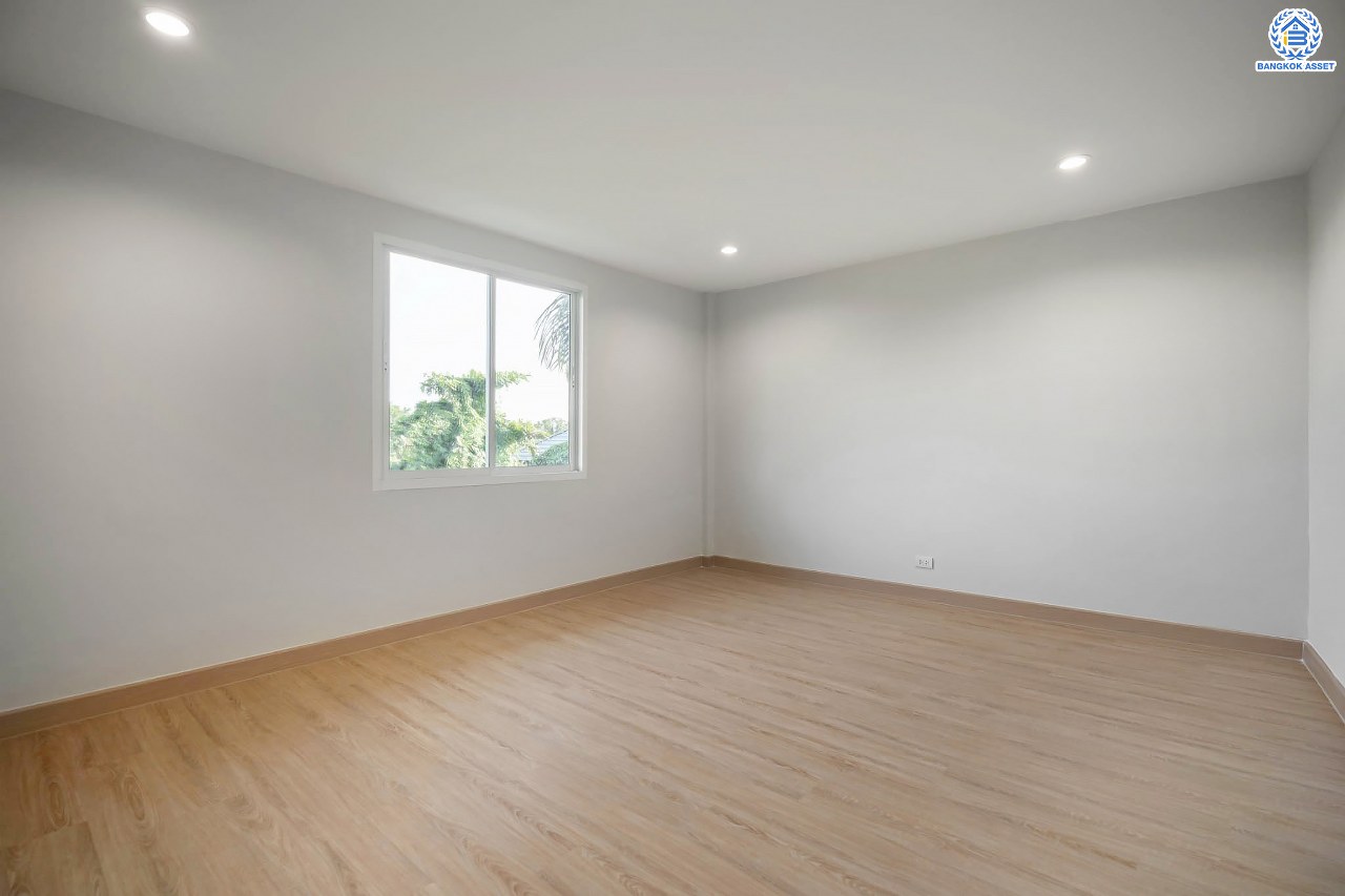 บ้านมือสองตกแต่งใหม่ 3 ชั้น ทำเลโซนเมือง โครงการ จริงใจวิลเลจ รัตนาธิเบศร์ (ซอยเรวดี) เนื้อที่ 23 ตร.ว. ฟังก์ชัน 4 ห้องนอน 3 ห้องน้ำ จอดรถได้ 1 คัน เข้า-ออกได้หลายเส้นทาง ทั้งรัตนาธิเบศร์, ติวานนท์ และเลี่ยงเมืองนนท์ ใกล้ทางด่วน "งามวงศ์วาน" รถไฟฟ้าสายสีม่วง "สถานีศูนย์ราชการนนทบุรี" และ "สถานีบางกระสอ"